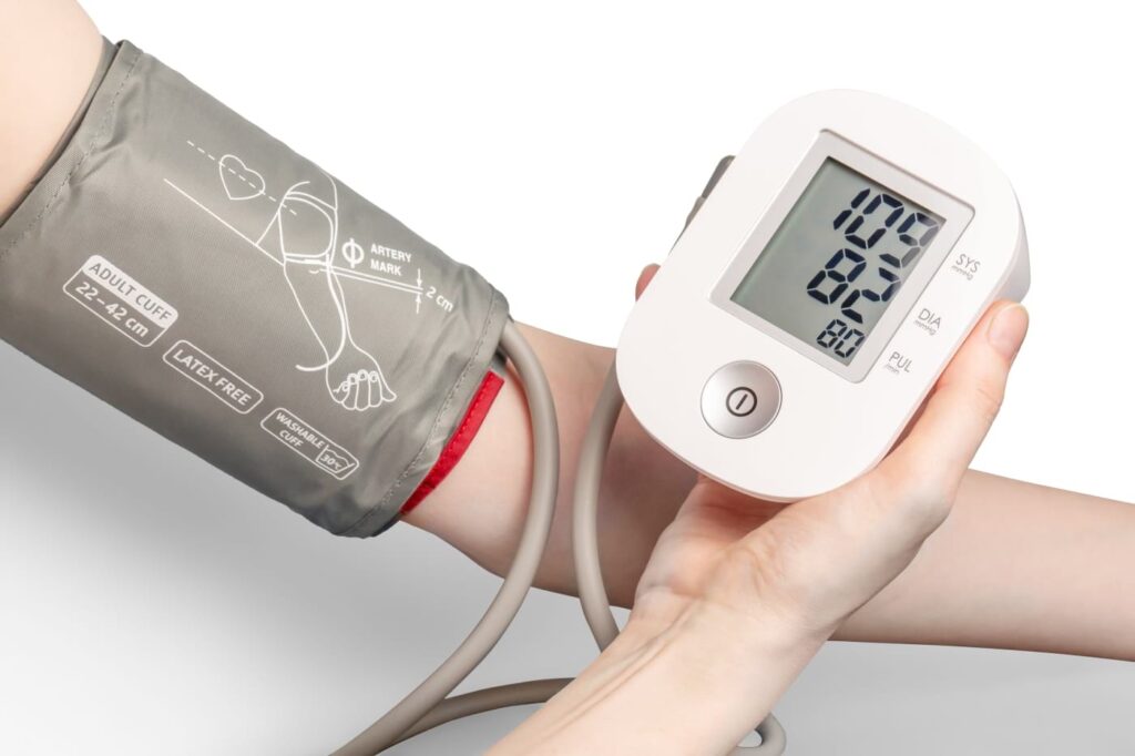 Pessoa a medir a pressão arterial.
