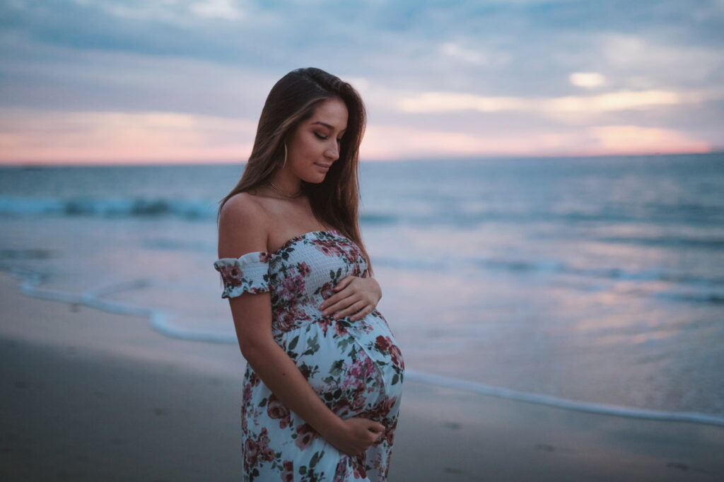 Mulher grávida na praia.