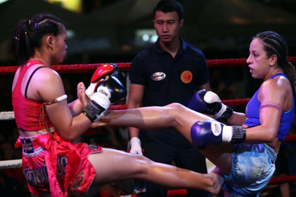 Mulheres a lutar Muay Thai.