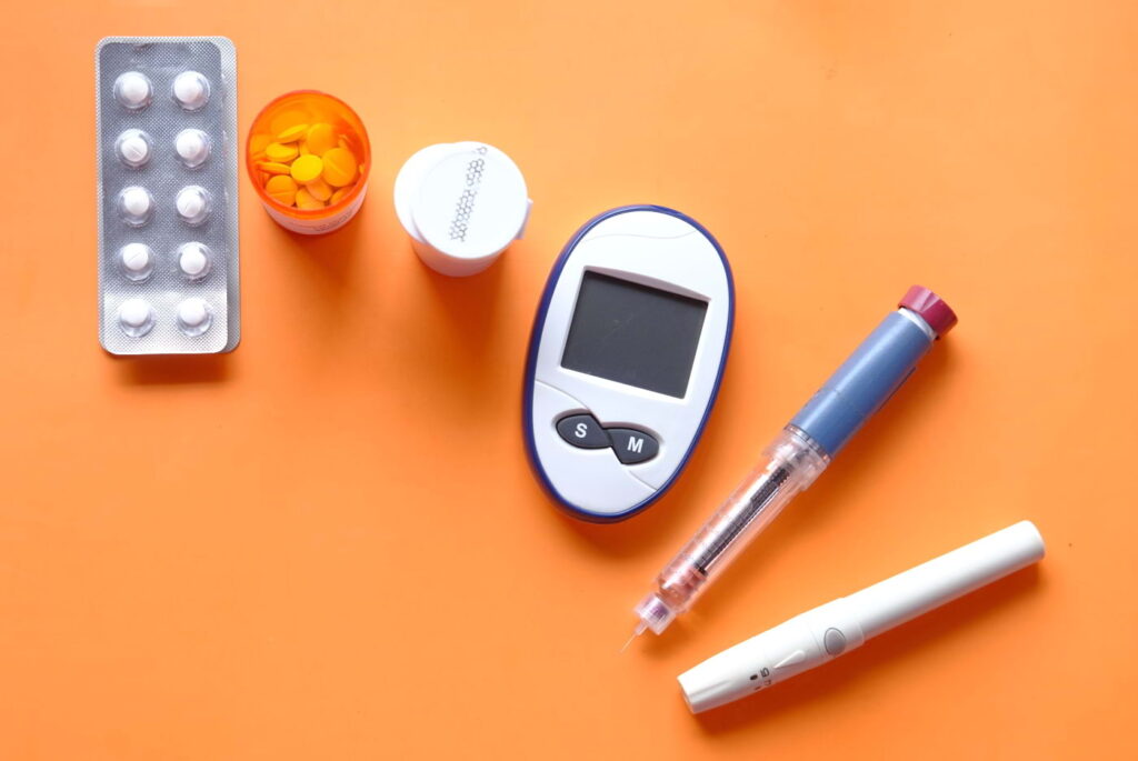 Caneta de insulina, instrumentos de medição de diabéticos e comprimidos.