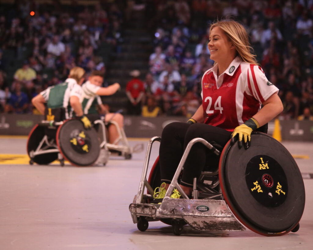 Mulher em cadeira de rodas a praticar desporto.